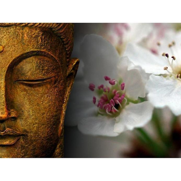 Buddha mit weißen Blumen